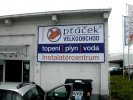 tabule na fasádě