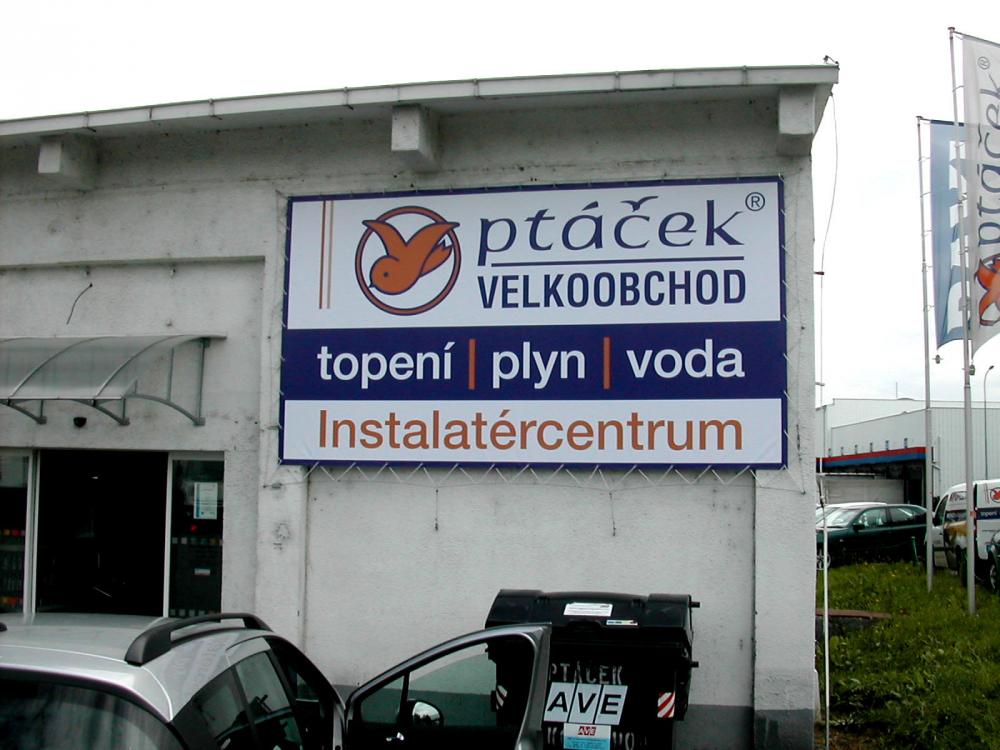 tabule na fasádě